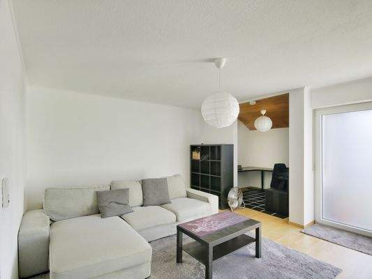 Offener Wohnraum mit Nische für Schlafbereich oder Homeoffice