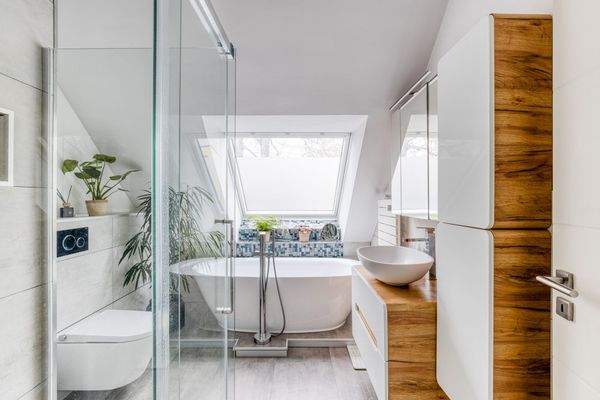 Bad mit Dusche und Badewanne