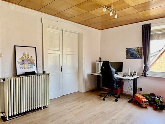 Wohnzimmer mit Durchgangstür Ansicht 2
