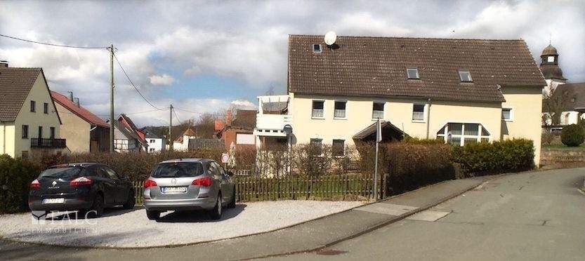 PKW-Stellplätze am Haus