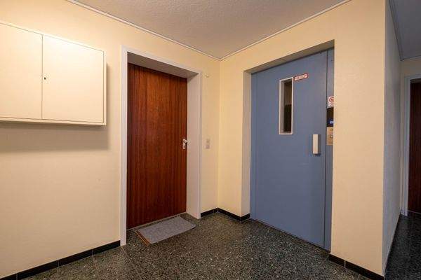 Aufzug und Wohnungstüre