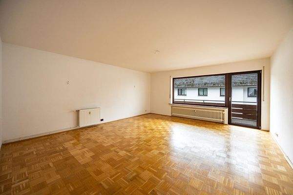 Wohnzimmer mit Zugang zum Balkon