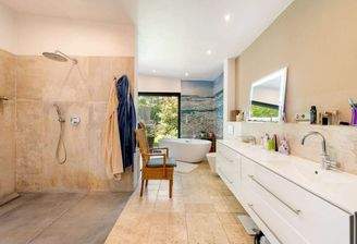 Badezimmer mit Walk in Dusche.jpg
