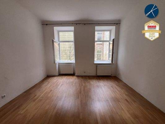 Zimmer mit Tür zum Bad