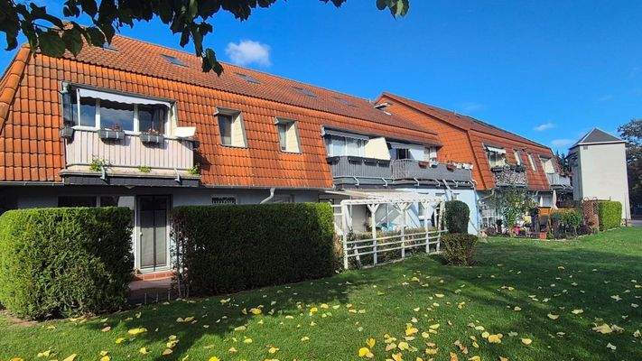 Rückseite mit begrüntem Grundstück