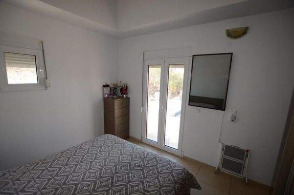 Freistehende Villa mit drei Schlafzimmern und Gästeapartment, Olivenhain und Pool