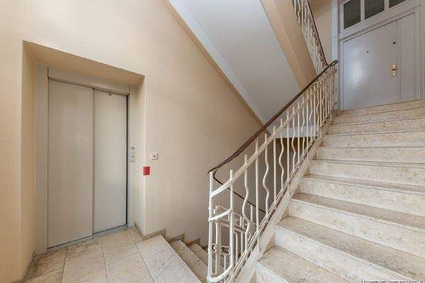 Treppenhaus mit Aufzug