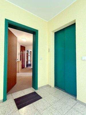 Gepflegtes Treppenhaus, Eingang zur Wohnung