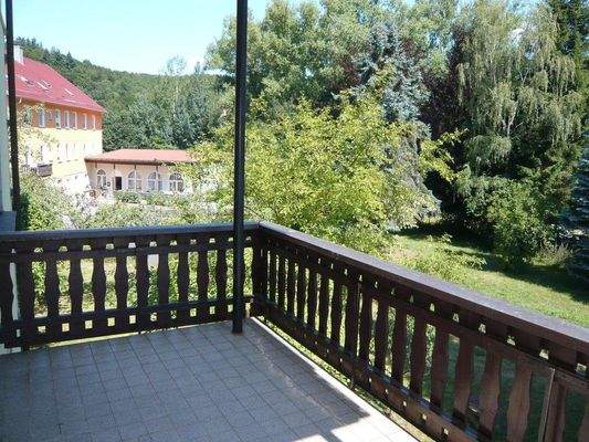 großer, überdachter Balkon