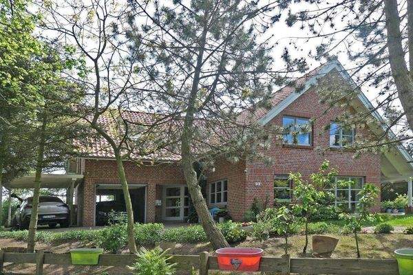 Hausansicht mit Garage und Carport