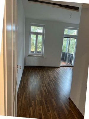 Wohnraum 2 mit Zugang Balkon-1.jpg