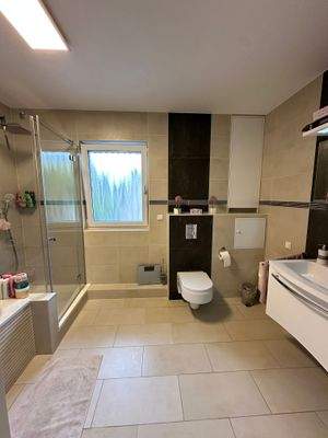 Badzimmer mit Dusche, Wann und Fenster OG