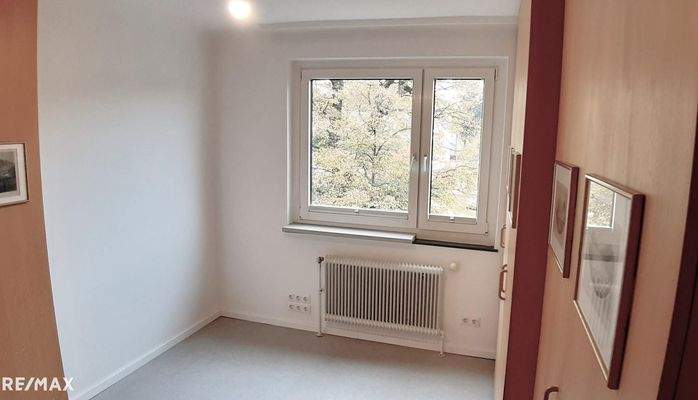 1. Etage Zimmer 2. Blick z. Fenster