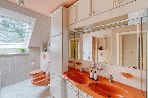 Bad mit Wanne und Dusche im OG