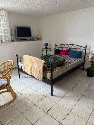 Einzimmerwohnung Bett.jpg