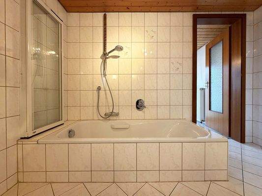 EG: Dusch-Badewanne für ein Entspannungsbad am Abend