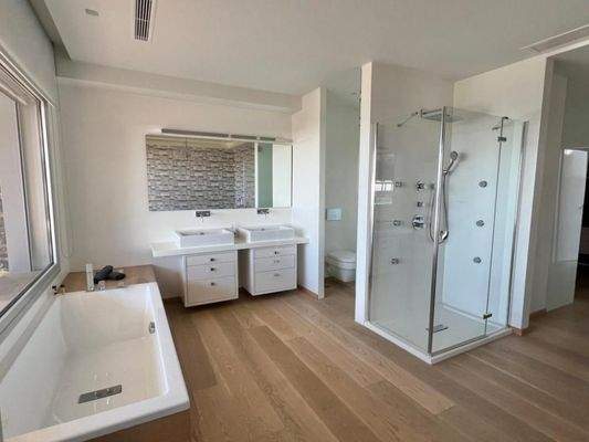 Einzigartige Villa am Meer mit Innenpool, Gärten und Gästehaus