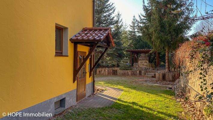 Hauseingang und Carport