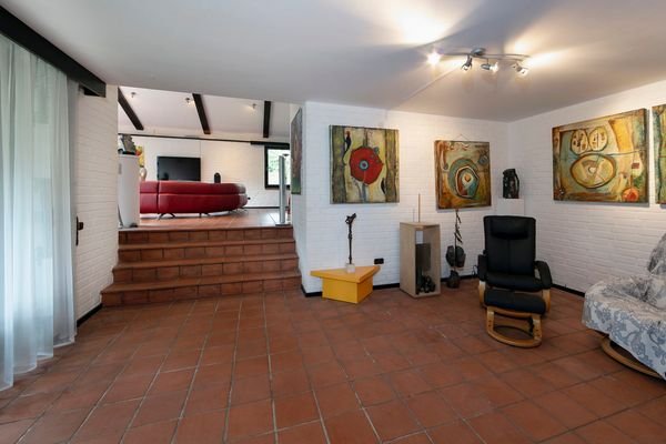 großzügiges Arbeitszimmer