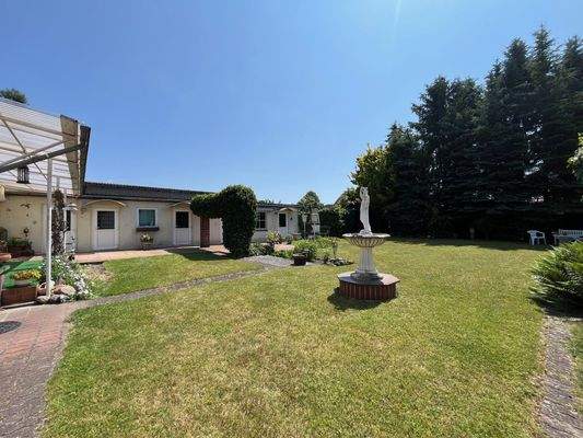 Gartenbereich mit Nebengebäude