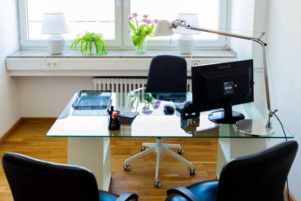 Modernes Büro mit Glas-Tisch