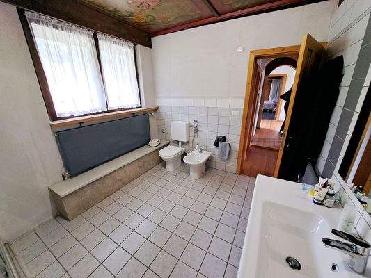 Geräumiges Badezimmer mit Dusche im ersten Stock_B