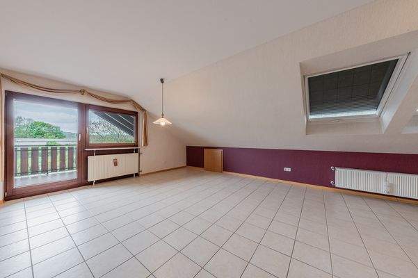 OG: Wohnzimmer mit Ausgang Balkon
