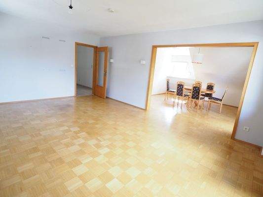 Wohnzimmer mit Blick ins Esszimmer