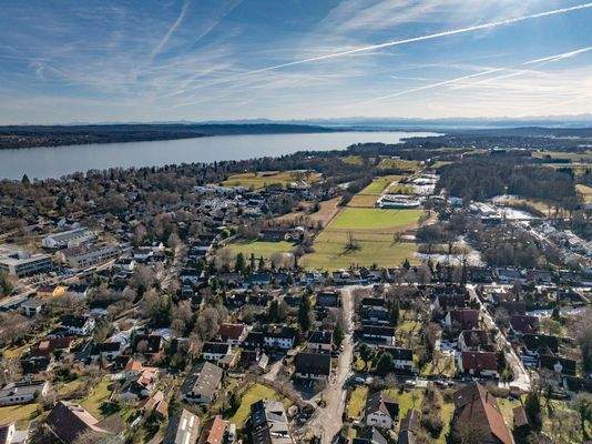 Wohnen über dem See – Charmante Maisonettewohnung mit Alpenpanorama