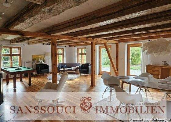 lichtdurchfluteter Wohnbereich