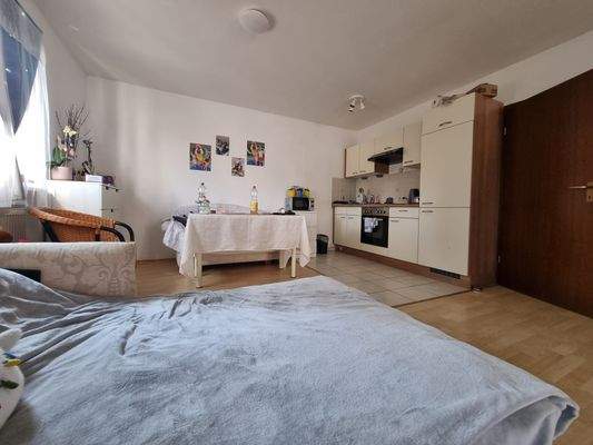 Wohn-und Schlafzimmer mit Küchenzeile