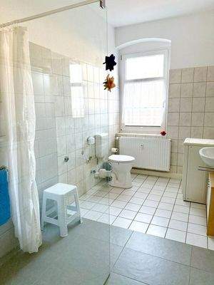 Bad mit eebenerdiger Dusche