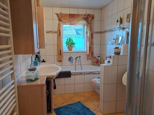 Bad mit Wanne und Dusche