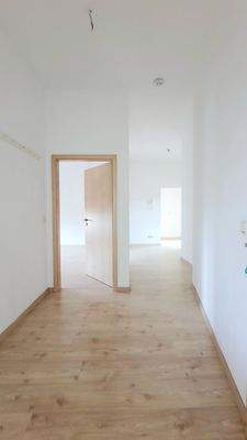 Heller Flur mit Holzboden