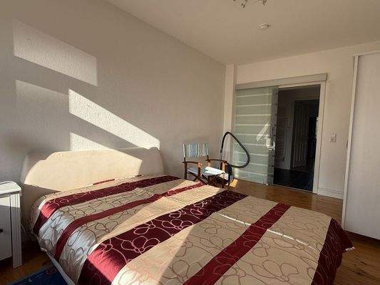 Schlafzimmer mit Blick auf den grünen & ruhigen Innenhof