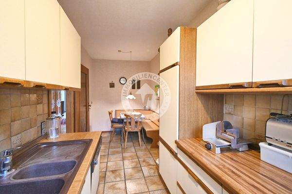 Die Küche mit Blick auf die Essecke