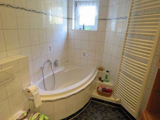 Eckbadewanne und Handtuchheizkörper 