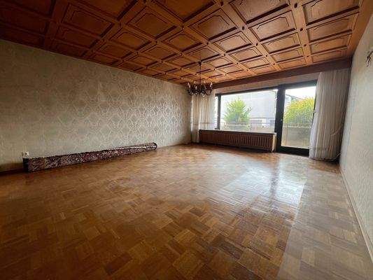 ...zum Wohnzimmer mit Zugang zu...