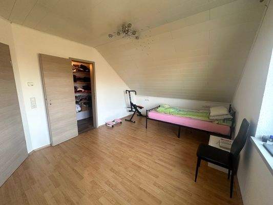 Zimmer mit Ankleide DG.