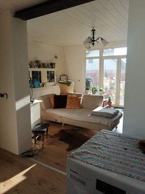 Blick ins gemütliche Wohnzimmer