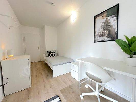 Helles minimalistisches Zimmer