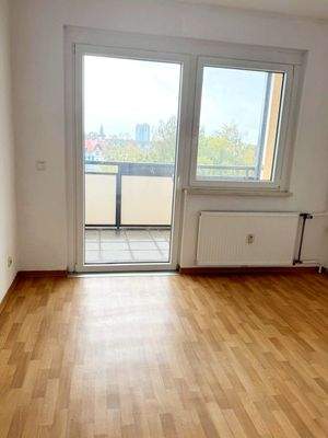 2. Wohnzimmer mit Balkon.jpg