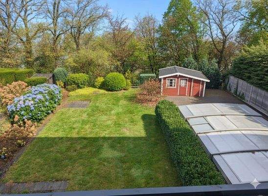 Garten mit überdachtem Pool