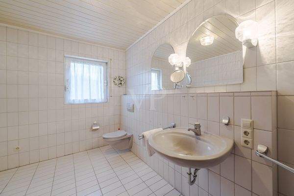 Großes Duschbad im Gartengeschoss