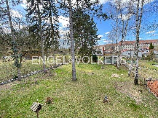 Blick vom Balkon aufs Grundstück