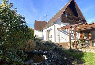 Garten mit kleinem Teich