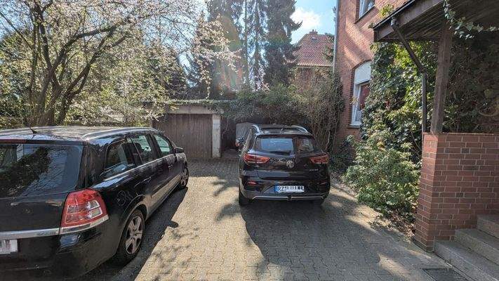 Hinterhof mit Garagen und Stellplätzen