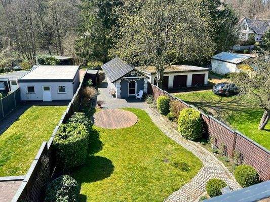 Blick vom Balkon in den Garten