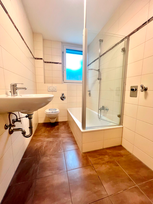 Tageslichtbad mit Wanne