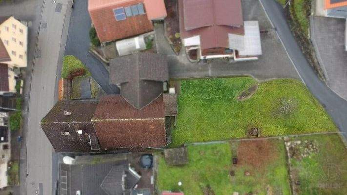 Hausansicht und Grundstück von oben